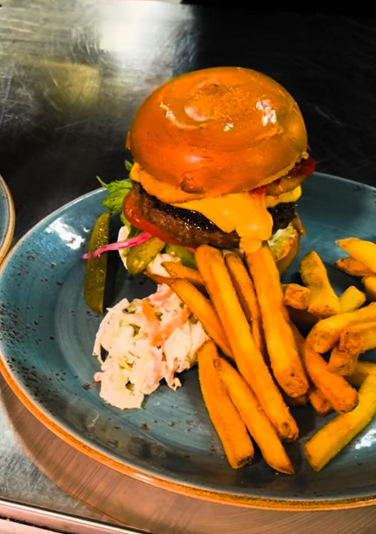 Gourmet burgeri ranskalaisilla